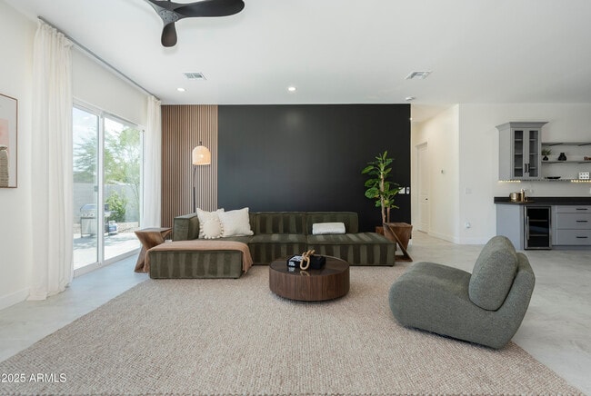 Building Photo - 5049 E Shaw Butte Dr