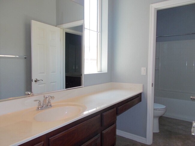 Building Photo - Stylish Summerlin Townhome with Private Co...