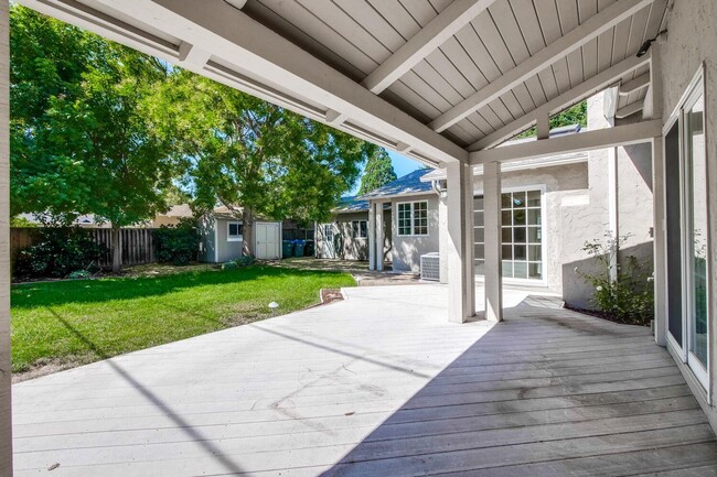 Building Photo - Beautiful 4 bedroom, 3 bath in desirable C...
