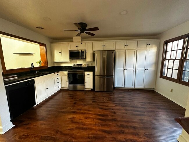 Building Photo - 8555 Circle R Course Ln