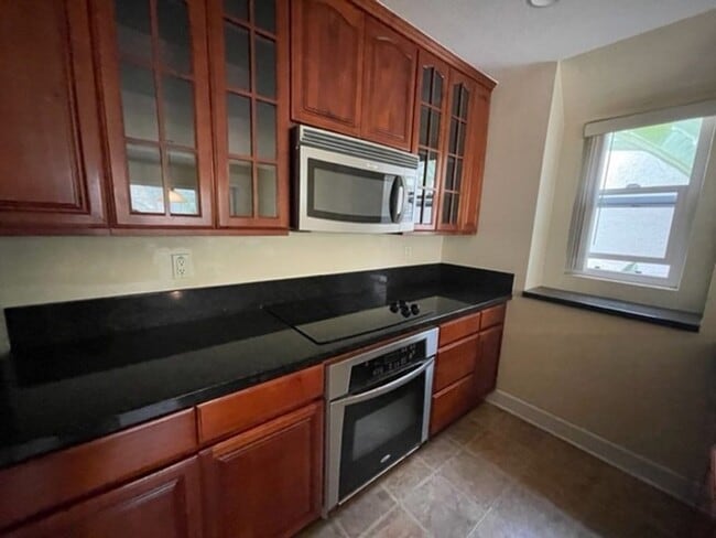Building Photo - 2 bedroom, 2 bath top floor condo in La Jolla