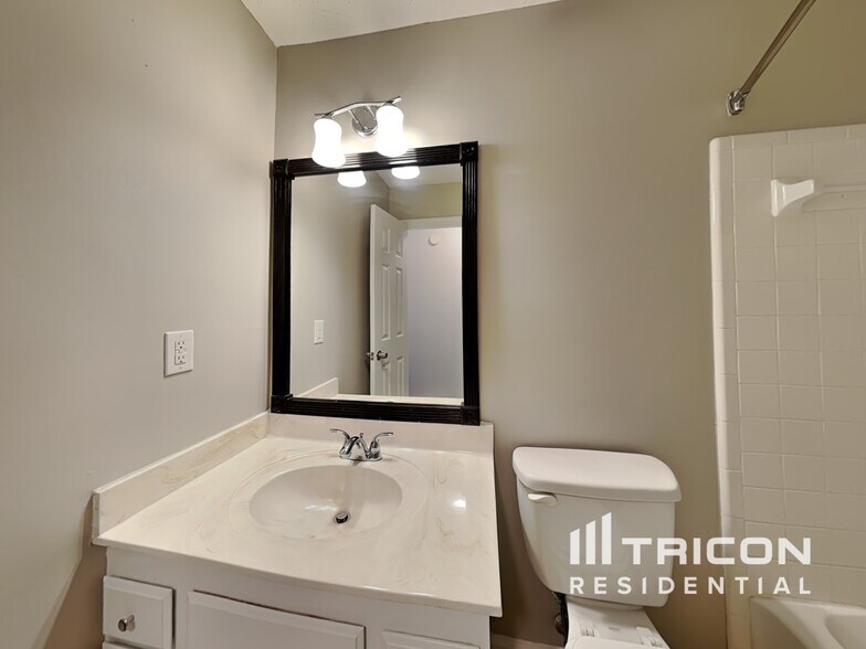Building Photo - 2711 Woodside Dr