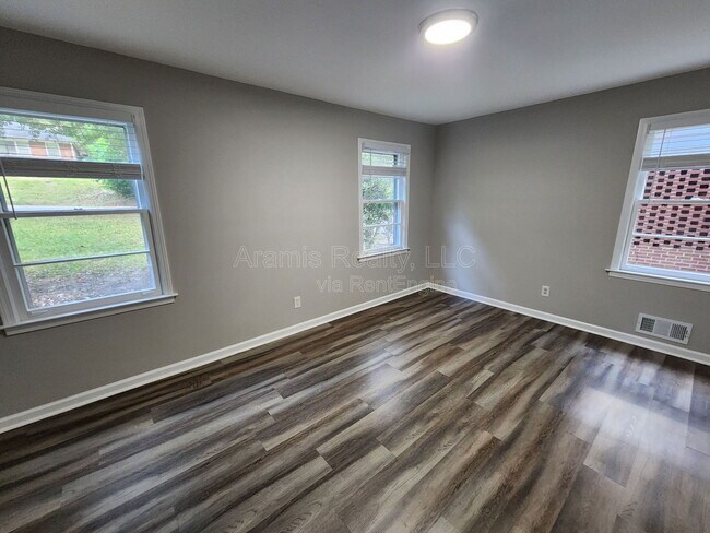 Building Photo - 2689 Collier Dr NW