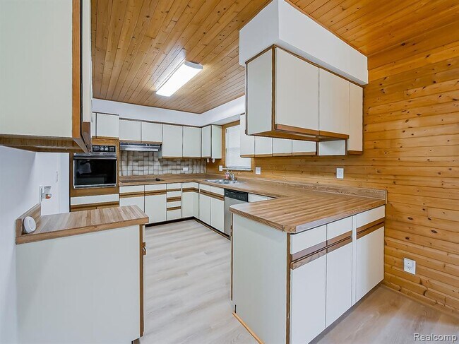 Building Photo - 7580 Thornwood St