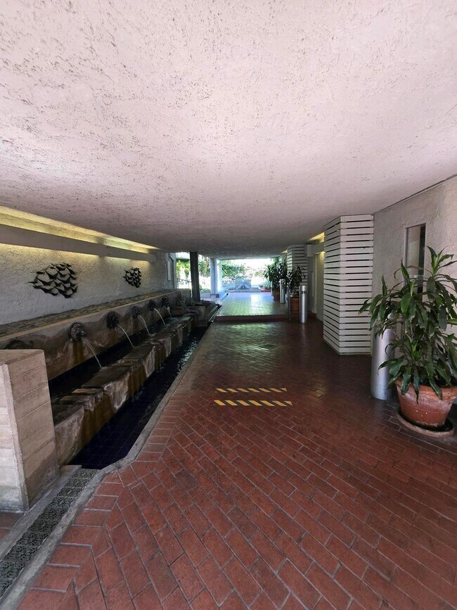 Building Photo - Culver city Condo for rent minutes to down...
