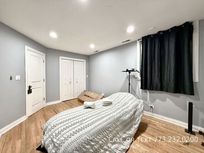 Building Photo - 5791 N Ridge Ave