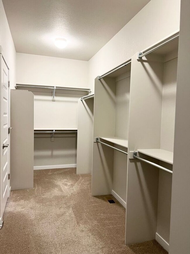 Building Photo - 5 Bedroom/4 Bathroom Ranch Style Home Loca...
