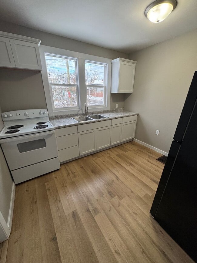 Building Photo - 649 W Creighton Ave