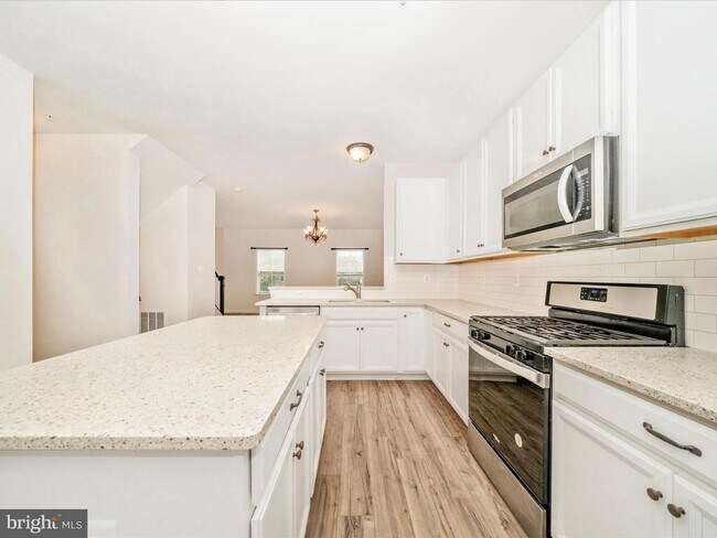 Building Photo - THREE LEVEL TOWN HOUSE IN KELLERTON