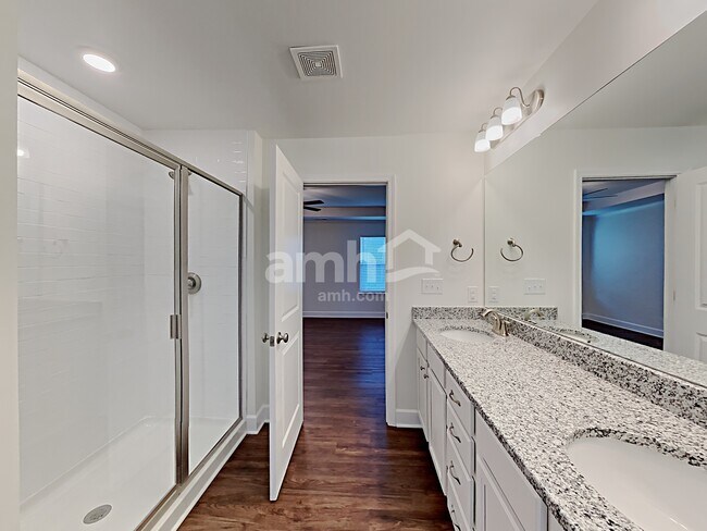 Building Photo - 4513 Tarpon Dr