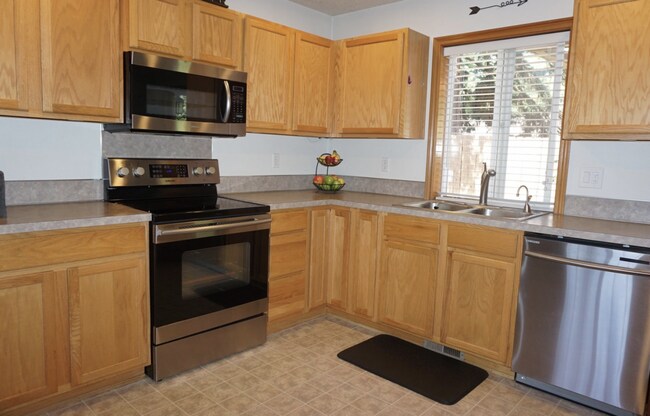 Building Photo - Lake Shore 4 Bedrooms