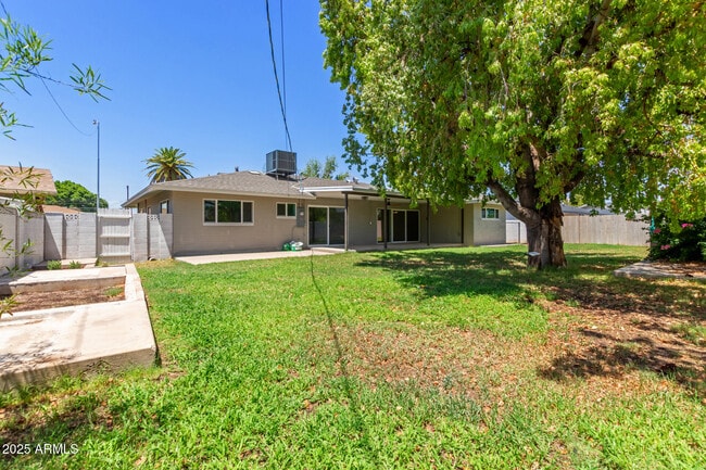 Building Photo - 1311 E 2nd Pl