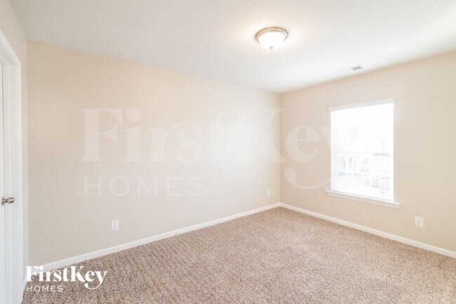 Building Photo - 758 Redbud Ln