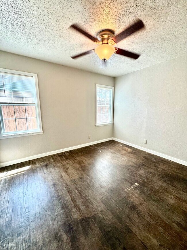 Building Photo - Eye-catching Home in Heart of Lubbock!- self showing
