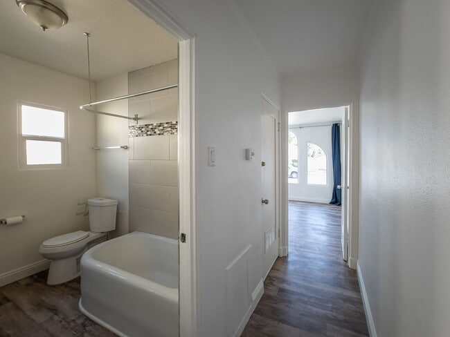 Building Photo - 3 Bed + Bonus Room | New Stainless Applian...