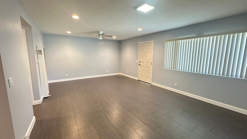 Living room - 426 N Parkside Dr