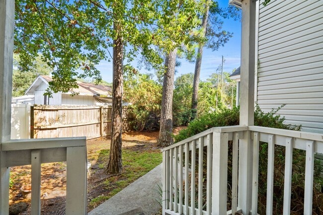 Building Photo - End unit of a Triplex within walking dista...