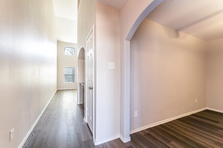 Building Photo - 9829 Fleetwood Dr