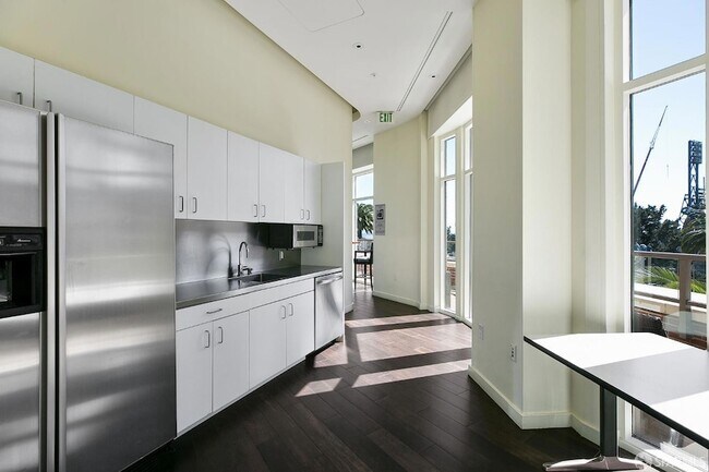 Building Photo - 88 King St