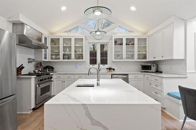 Building Photo - 1703 Meadowbrook Dr