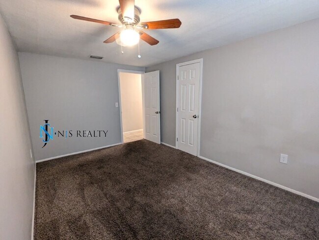 Building Photo - BEAUTIFUL, Large - 4/2 1500 Sq. Ft., Renov...