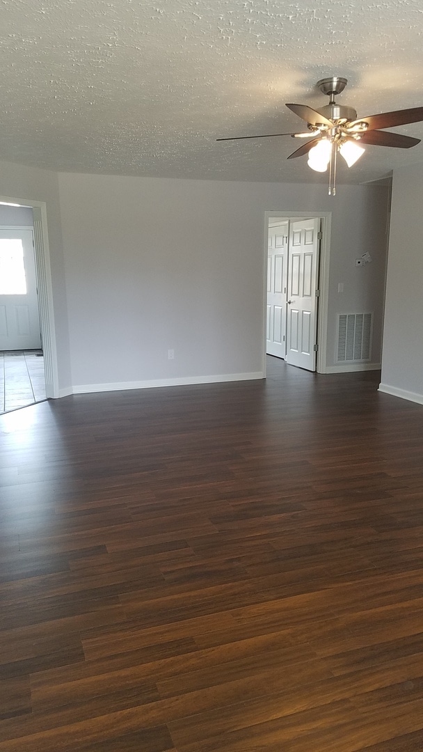 Building Photo - COMING SOON...Gorgeous 3 Bedroom Home Centrally Located in Manchester