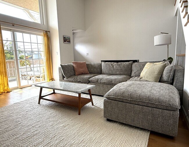 Building Photo - Multi-Level 2 bed plus bonus room townhome in South Redondo Beach – Available for 6–12 Months