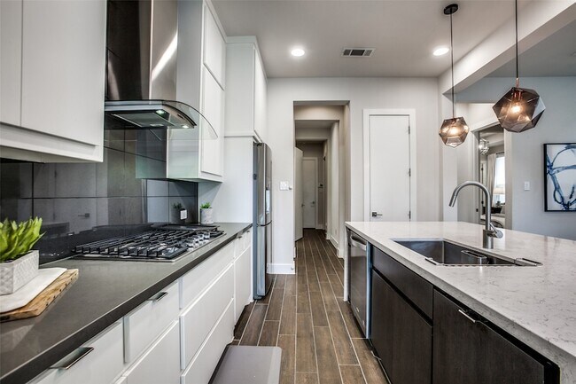 Building Photo - 7021 Royal View Dr