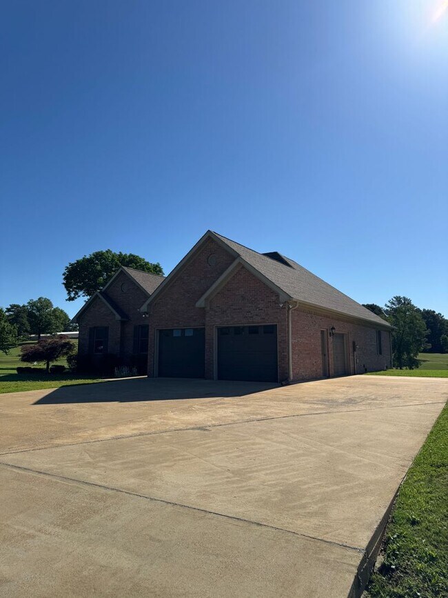 Building Photo - Steps from the Tee—Your Golf Course Home A...