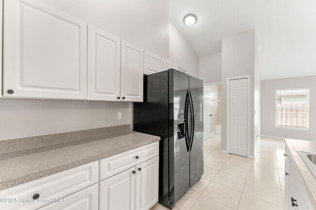 Building Photo - 158 Empress Ave