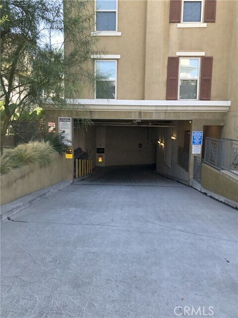 Building Photo - 128 N Oak Knoll Ave