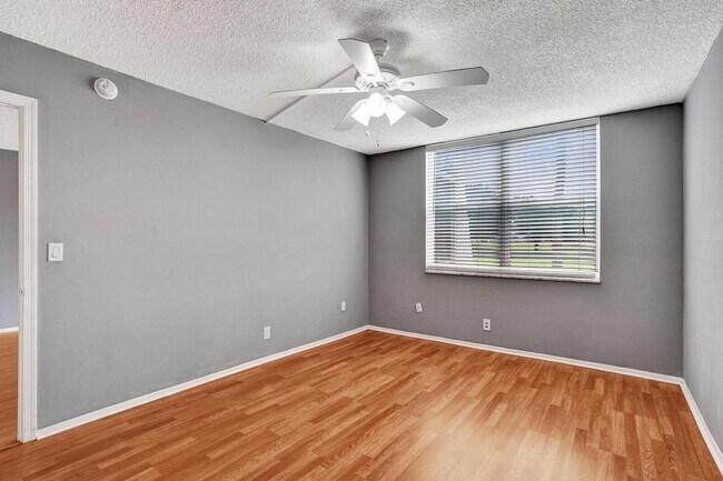 Building Photo - 9460 Poinciana Pl