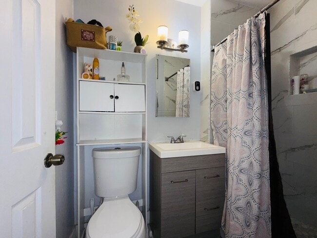 Building Photo - 2615 N Beaumont Ave