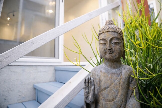 Building Photo - 733 Manhattan Beach Blvd