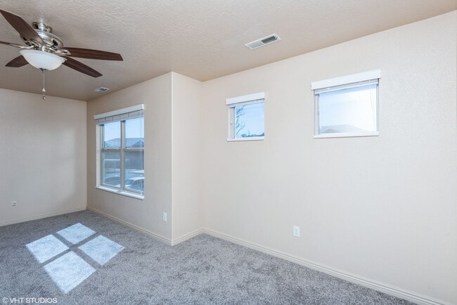Building Photo - 3 Bedroom Townhome with Private Patio