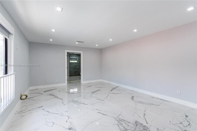 Building Photo - 1600 Micanopy Ave