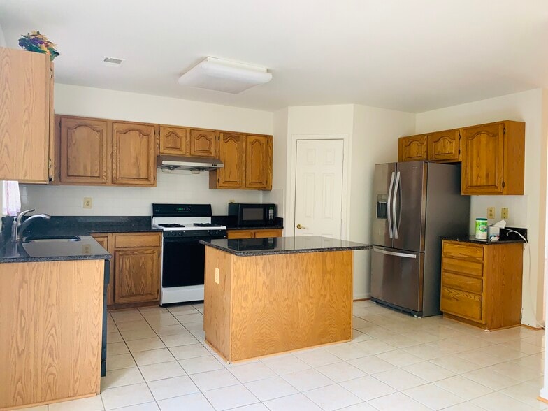 Building Photo - 907 Hidden Moss Dr