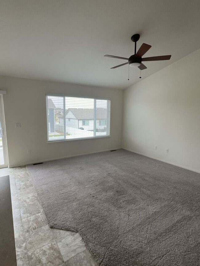 Building Photo - 3 Bed. 2 Bath, 2 Car Garage in Promontory