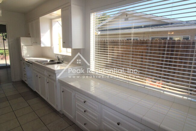 Building Photo - Charming 3bd/2ba Foothill Farms Home With 2 Car Garage!