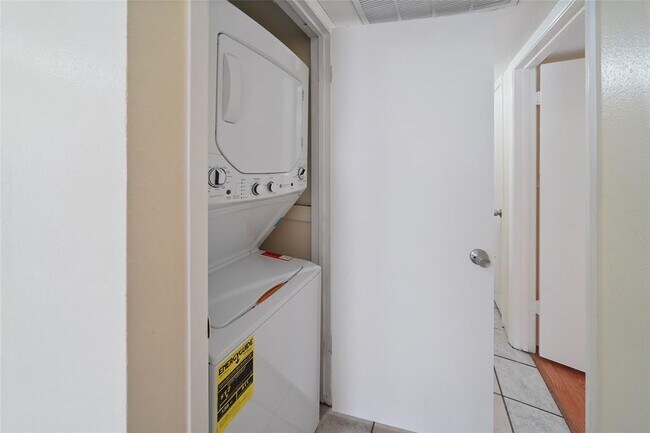 Building Photo - 3900 Woodchase Dr