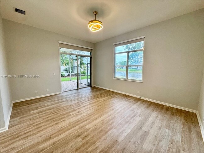 Building Photo - 2525 Bay Pointe Ct