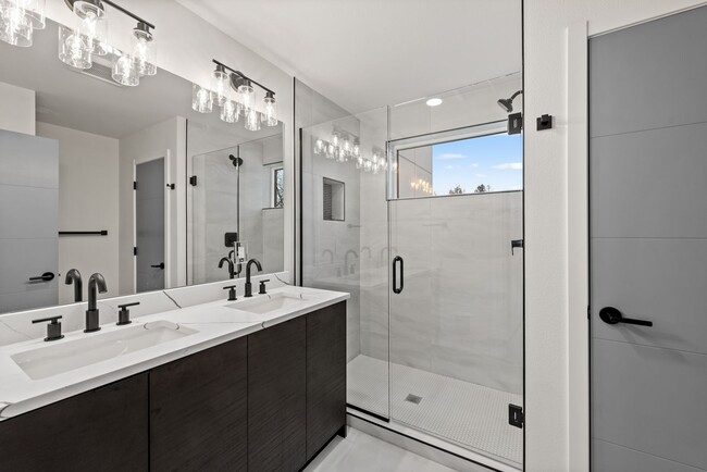 Building Photo - 3 bed /3 bath newer townhome in Green Lake!