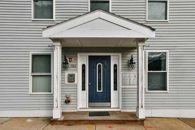 Building Photo - 580 E 2nd St
