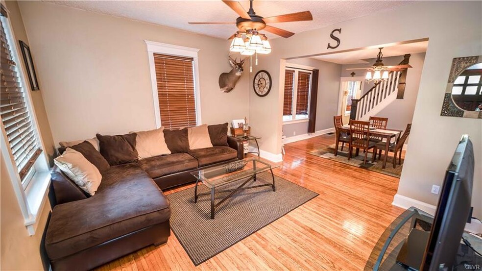 living room - 908 Porter St