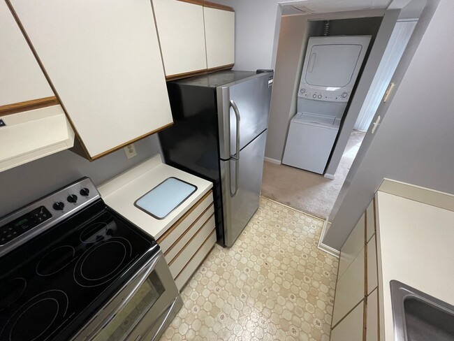 Building Photo - Condo Available in Essex!