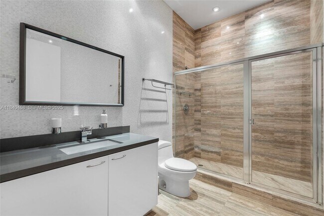 Building Photo - 16001 Collins Ave