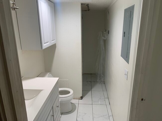 Building Photo - 10855 Meadowglen Ln