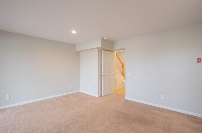 Building Photo - Great Views Overlooking the Golf Course - Large 3 Bedroom End unit TownHouse