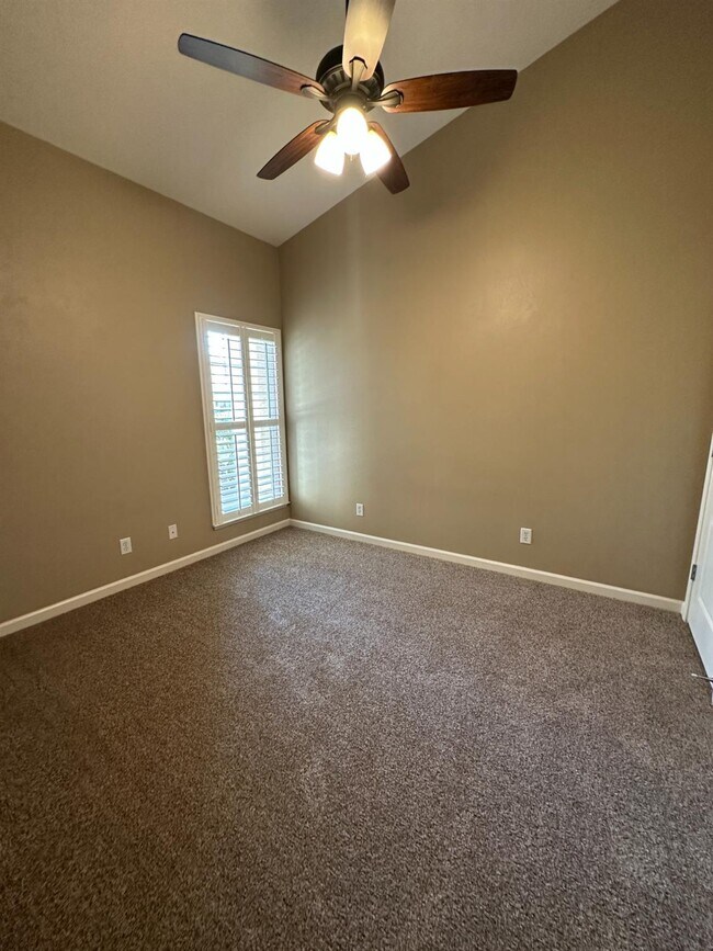 Building Photo - 2136 E Turnberry Ave