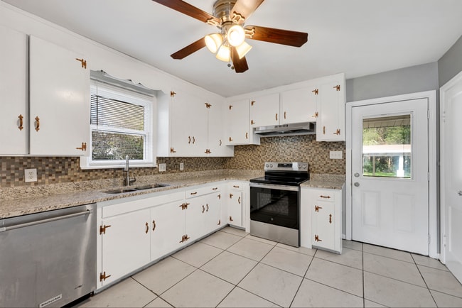 Building Photo - Cozy 3 bedroom home with large yard!